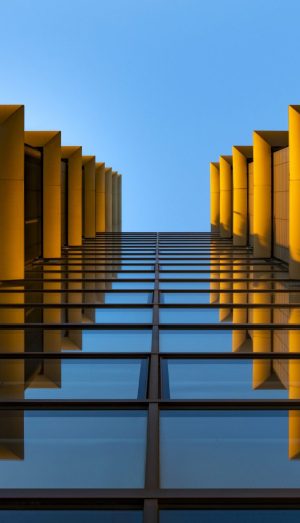 modern-architecture-look-up-reflection-glass-building-4480x2520-2881